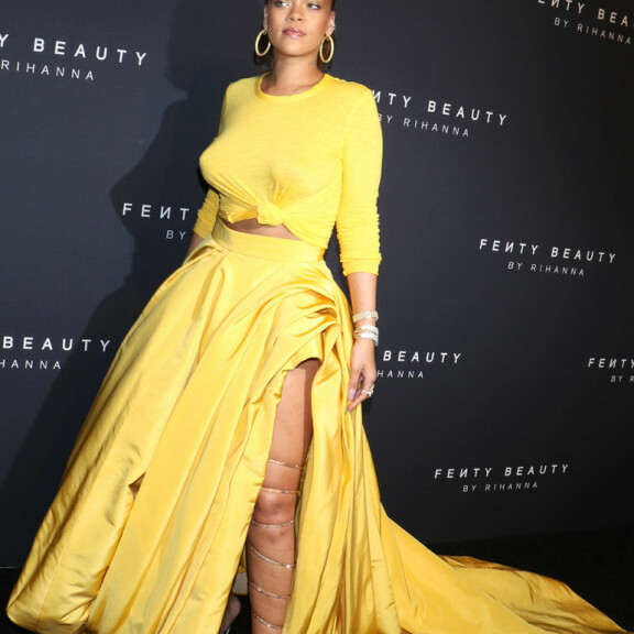 Kääk, mikä asu, Rihanna - rinnat vilkkuivat ja reisi tursusi! rihanna punainen matto