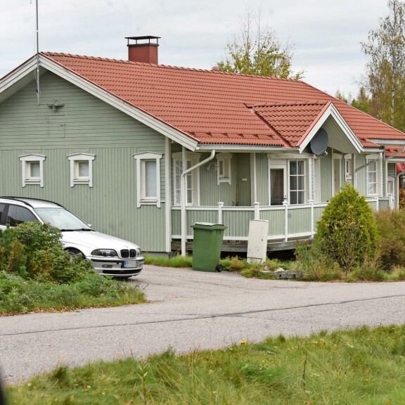 Atlantin yli -julkkisten tulot ja talot julki: Viivi Pumpanen elää köyhyysrajalla, Arja Korisevalla 440 000 euron varat! Viivi Pumpanen talo