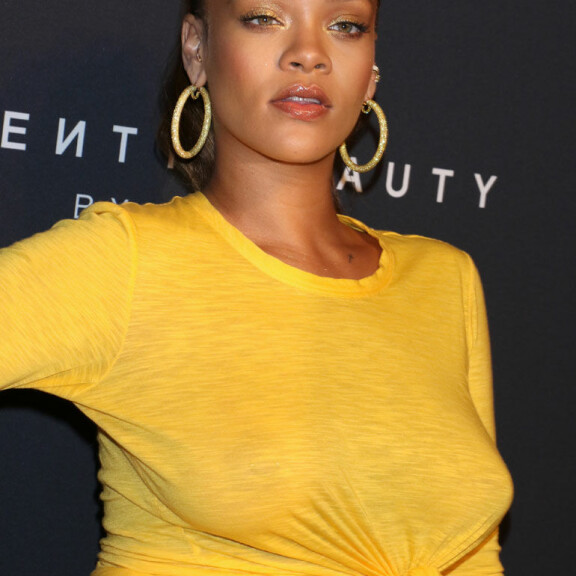 Kääk, mikä asu, Rihanna - rinnat vilkkuivat ja reisi tursusi! rihanna rinnat