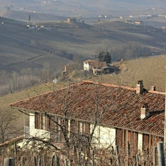 Atlantin yli -julkkisten tulot ja talot julki: Viivi Pumpanen elää köyhyysrajalla, Arja Korisevalla 440 000 euron varat! Jyrki Sukulan talo