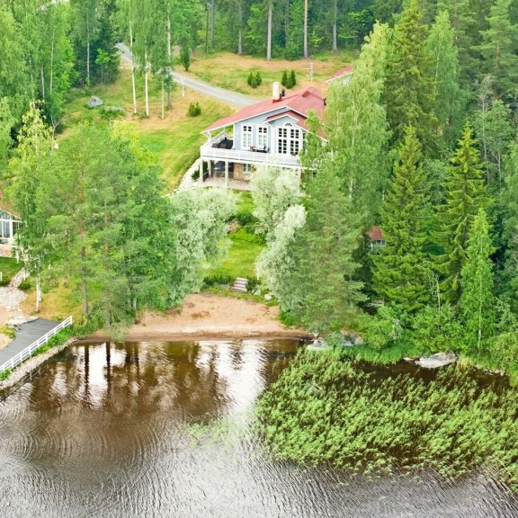 Atlantin yli -julkkisten tulot ja talot julki: Viivi Pumpanen elää köyhyysrajalla, Arja Korisevalla 440 000 euron varat! Kimmo Timosen mökki Siilinjärvellä