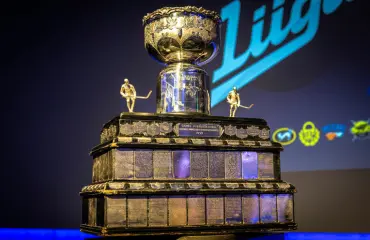HIFK:n ”edarin jätkä” jonon ohi ravintolaan, Tapparan tulokaskaste ja JYPissä nuuska pois huulesta– Liiga-kapteeneilta suoraa puhetta!
