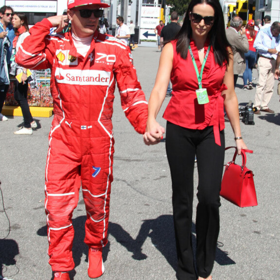 Minttu Räikkönen palasi F1-varikolle upeana punamustissa – kuva! Kimi ja Minttu Räikkönen