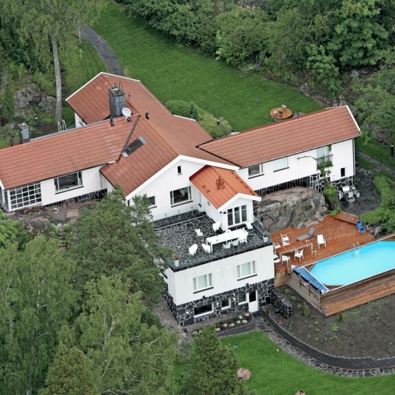 Hjallis Harkimo tienaa 10 kertaa enemmän kuin Joel Harkimo – poika asuu silti miljoonakodissa! Hjallis Harkimon koti