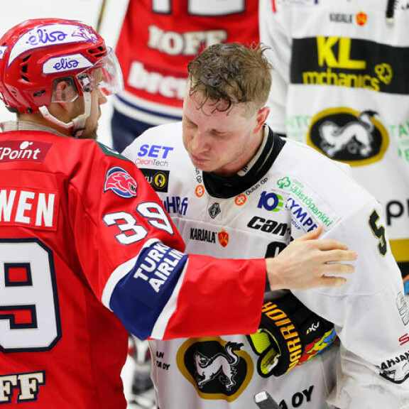 Kukkosen ja Kärppien viime kausi päättyi pahaan pettymykseen. Kukkosen ja Kärppien viime kausi päättyi pahaan pettymykseen.