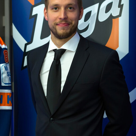 HIFK:n ”edarin jätkä” jonon ohi ravintolaan, Tapparan tulokaskaste ja JYPissä nuuska pois huulesta– Liiga-kapteeneilta suoraa puhetta! Jukka Peltola, Tappara