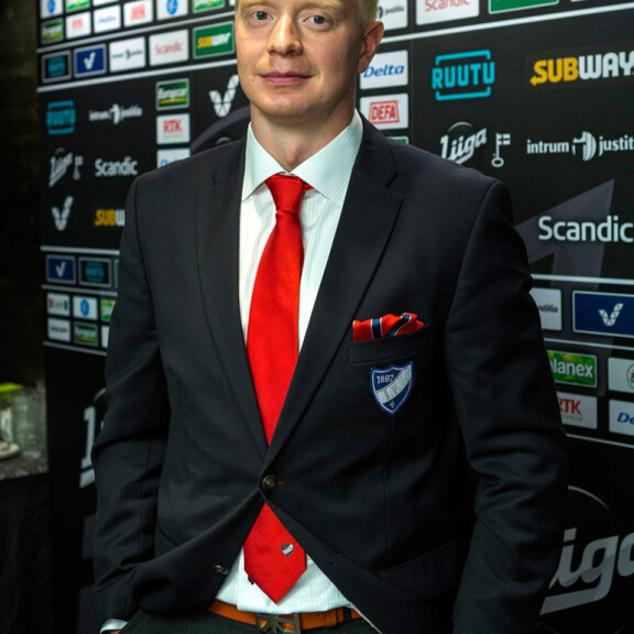 HIFK:n ”edarin jätkä” jonon ohi ravintolaan, Tapparan tulokaskaste ja JYPissä nuuska pois huulesta– Liiga-kapteeneilta suoraa puhetta! Lennart Petrell, HIFK