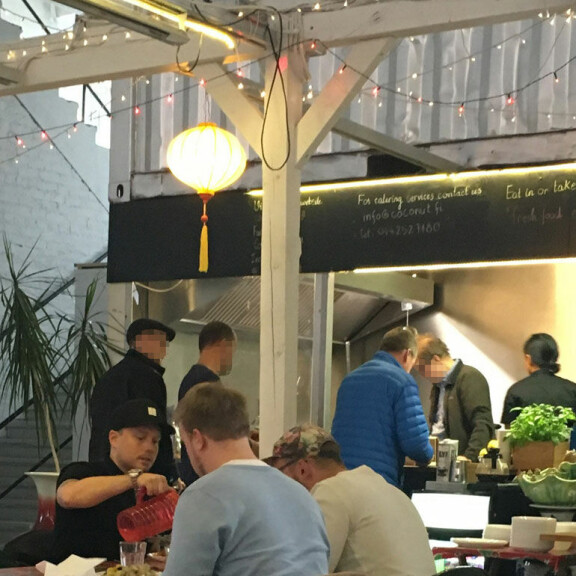 Pikku G eli Henri Vähäkainu bongattiin lounastamassa. Pikku G eli Henri Vähäkainu bongattiin lounastamassa.