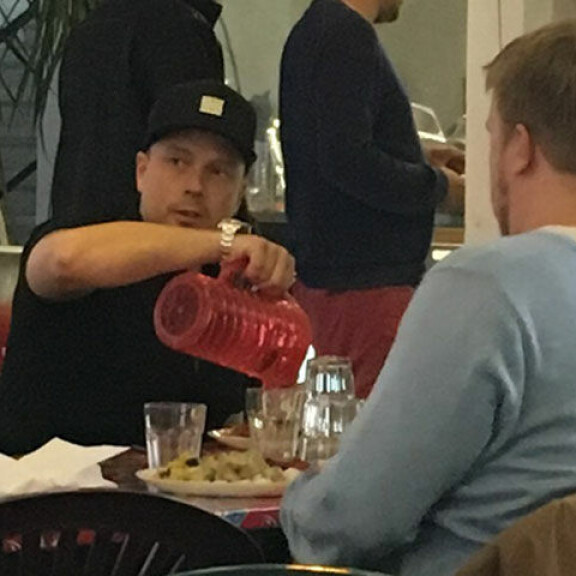Takavuosien teini-idoli kaateli vettä lasiinsa... Takavuosien teini-idoli kaateli vettä lasiinsa...