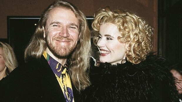 Muistatko? Renny Harlinin unelmaliitto Hollywood-tähti Geena Davisin kanssa päättyi syrjähyppyyn – henkilökohtainen sihteeri tuli raskaaksi Rennylle! Renny ja Geena olivat 90-luvun kohupari Suomessa.