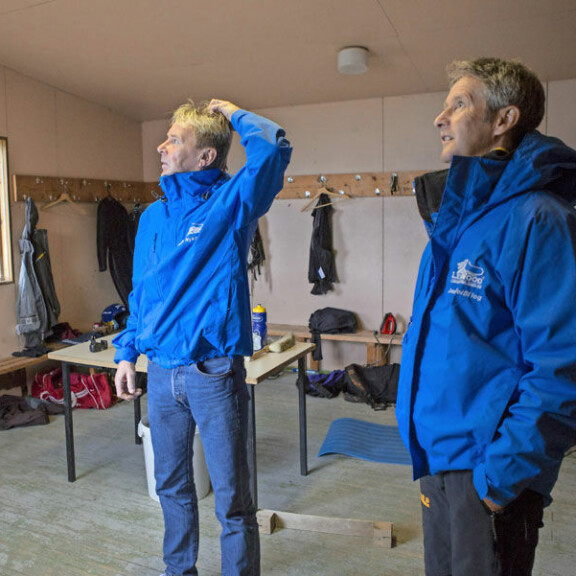 Matti Nykänen ja Jens Weissflog muistelevat kosteimpia kisamatkojaan: Yövyimme suksitallissa! Matti ja Jens