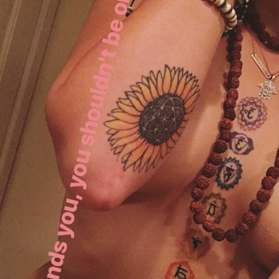 Oho, Paris Jackson, 19, esitteli tatuointejaan rinnat paljaana – kuvat! Paris Jackson