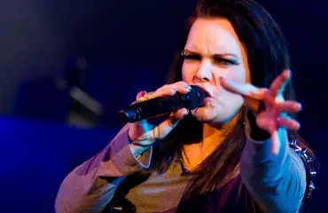 Anette Olzon teki paluun musiikkibisnekseen – tällainen on uusi metallikappale!