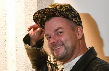 Jari Sillanpään konsertti Sastamalassa aiheutti katsojalle karvaan pettymyksen: myöhästyi, unohteli sanoja ja lauloi sepalus auki?!