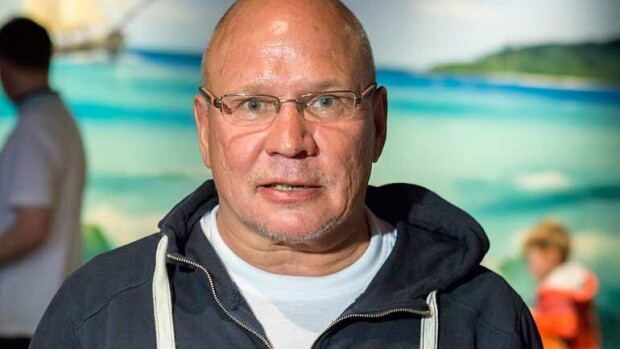 Sakke Pietilä hurautteli naisten pyörällä vastoin liikennesääntöjä – kuva! Sakke Pietilä ajaa naisten pyörällä.