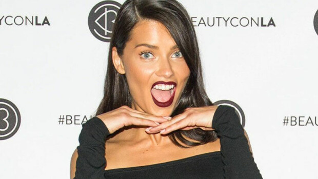 Victoria’s Secret -malli Adriana Liman suihkukuva testailee Instagramin sääntöjä! Adriana Lima psoeeraa punaisella matolla
