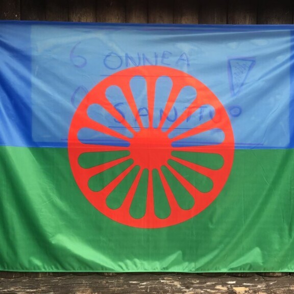 60-vuotiaalle Santeri Ahlgrenille upeat synttärilahjat – kuvat! Romanien kansainvälinen lippu.