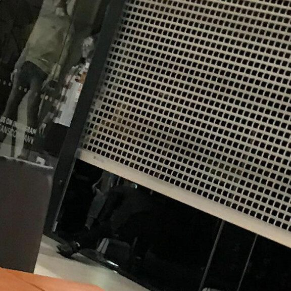 ...kunnes kaunis nainen avasi rulla-oven ja räppäri pääsi pujahtamaan sisään. ...kunnes kaunis nainen avasi rulla-oven ja räppäri pääsi pujahtamaan sisään.
