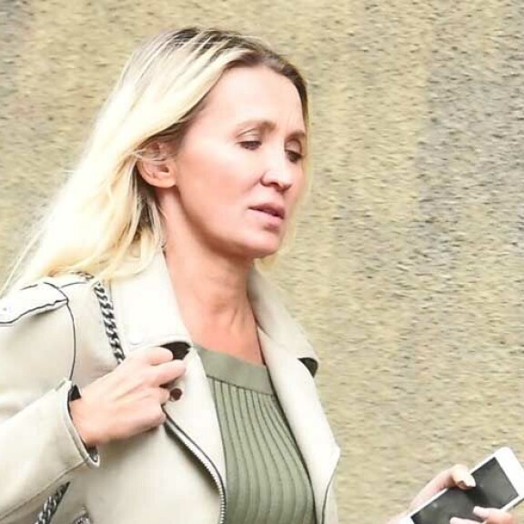 Harvinainen näky: tältä näyttää Susanna Penttilä ilman meikkiä – paparazzikuvat stressaantuneesta Suskista! Susanna Penttilä kuvattiin meikittömänä.