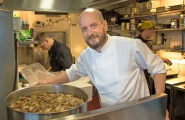 Hans Välimäki esitteli komean poikansa: Aku on koripallojoukkueensa paras pistemies!
