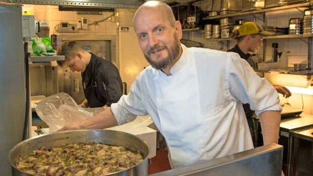 Hans Välimäki esitteli komean poikansa: Aku on koripallojoukkueensa paras pistemies! Hans Välimäki