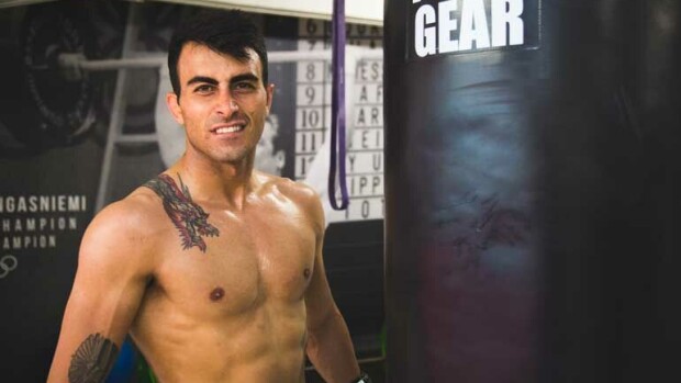 Makwan Amirkhani suututti rajulla lausunnollaan – nyrkkeilytähti haastoi otteluun: Rupesi v***ttamaan! Makwanin kommentit suututtivat Juho Tolppolan.