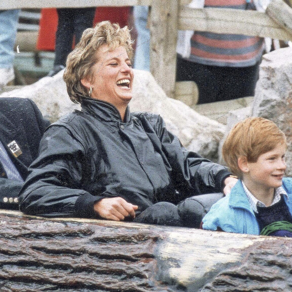 Itsetuhoisesta Dianasta kuoriutui lopulta tiikeriemo – viimeinen puhelu äidin kanssa kaduttaa yhä prinssi Williamia ja Harrya! Diana viihtyi huvipuistoissa lastensa kanssa.