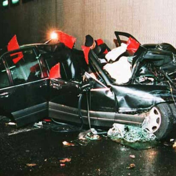 Prinsessa Dianan kuolemasta 20 vuotta: traaginen kohtalo puhuttaa yhä – Diana oli neitsytvaimo ja uhrilammas! Dianan kolariauto 31.8.1997.