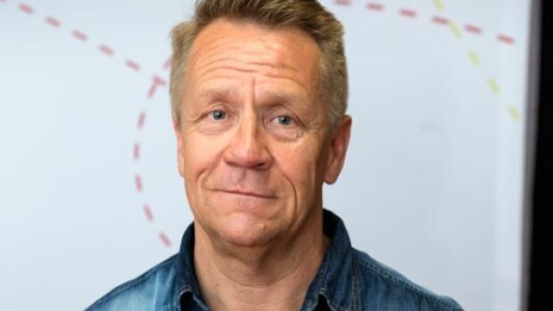 Kuinka moni mies samastuu tähän? Olli Lindholm pitkästyi makutuomarina vaatekaupassa – hauskat kuvat! Olli Lindholm shoppaili kultansa kanssa.