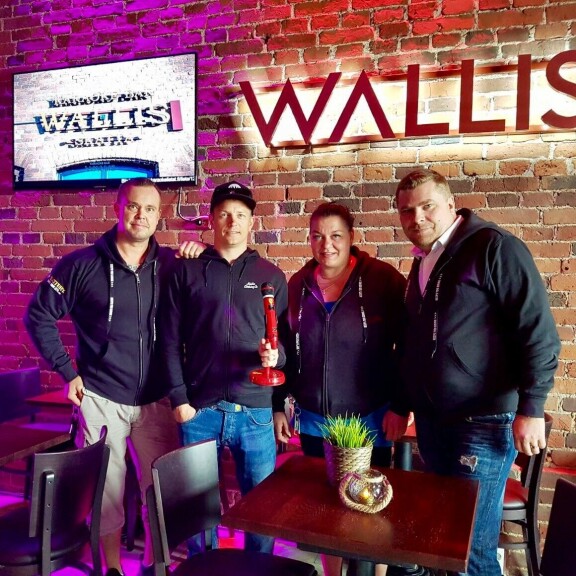 Kotimainen karaokebaari antoi Kimi Räikköselle erikoisen lahjan – Jäämieheltä eeppinen reaktio: ”Ihan v***n hieno!” Kimi Räikkönen piipahti karaokebaari Walliksessa vastaanottamassa hienon lahjan.