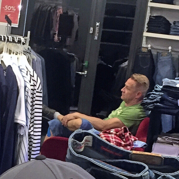 Kuinka moni mies samastuu tähän? Olli Lindholm pitkästyi makutuomarina vaatekaupassa – hauskat kuvat! Olli Lindholm väsähti pukukpin eteen.