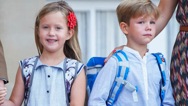 Tanskan hovin pikkuväki lähti koulutielle: kaksoset pantiin eri luokille - suloiset kuvat! Tanskan prinssi Vincent ja prinsessa Josephine