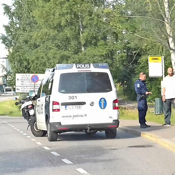 Ex-gangsteri Marko Lönnqvist poliisin haaviin: autosta kilvet irti – kuva! Poliisi keskeytti Markon autoilun.