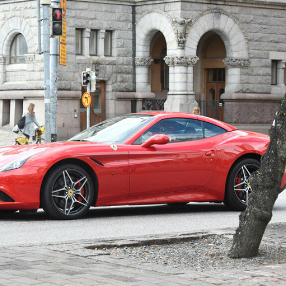 Ajoiko Kimi Räikkönen tuliterällä Ferrarilla päin punaisia Helsingin ydinkeskustassa? Kyydissä tuntematon kaunotar – kuvat! Kimi Räikkönen
