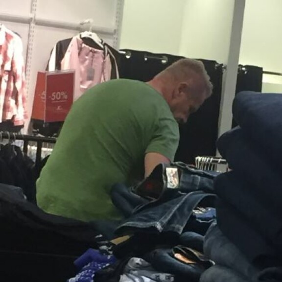 Kuinka moni mies samastuu tähän? Olli Lindholm pitkästyi makutuomarina vaatekaupassa – hauskat kuvat! Olli Lindholm toimi makutuomarina.