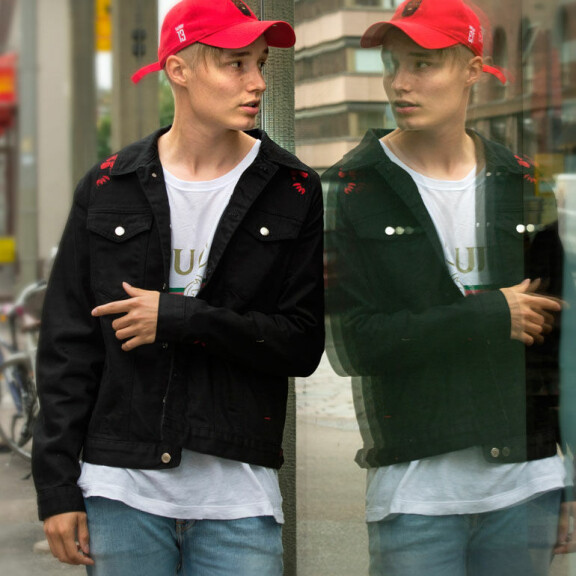 Isac tuli tunnin myöhässä Sub-kanavan pressitilaisuuteen, sillä hän ei saanut lähteä kesken koulutunnin. Isac Elliot