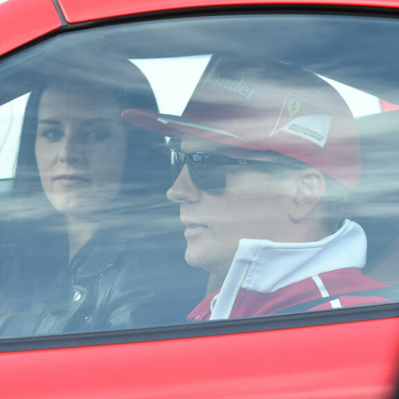 Kimillä oli Ferrarissa kyydissään tummahiuksinen kaunotar. Kimi Räikkönen