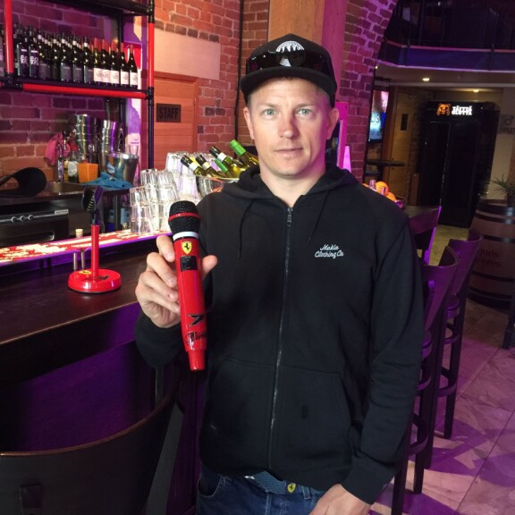 Kotimainen karaokebaari antoi Kimi Räikköselle erikoisen lahjan – Jäämieheltä eeppinen reaktio: ”Ihan v***n hieno!” Kimi Räikkönen piipahti karaokebaari Walliksessa vastaanottamassa hienon lahjan.