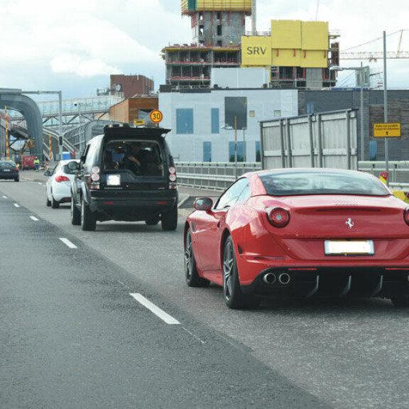 Ajoiko Kimi Räikkönen tuliterällä Ferrarilla päin punaisia Helsingin ydinkeskustassa? Kyydissä tuntematon kaunotar – kuvat! Kimi Räikkönen