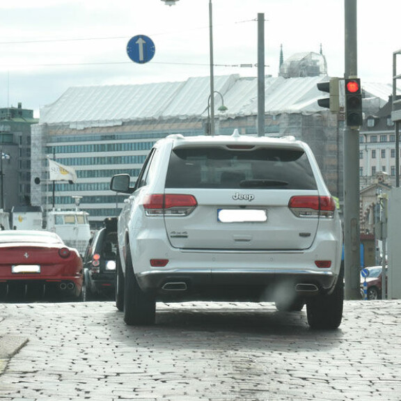 Jeep-maasturi paineli Kimin punaisen Ferrarin perässä vauhdikkaasti päin punaisia. Kimi Räikkönen