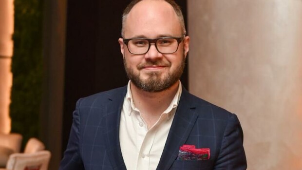 Tuomas Enbuske virallisti suhteensa nuoren tiedottajakaunottaren kanssa – avoimesti yhdessä! Tuomas Enbuske virallisti parisuhteensa.