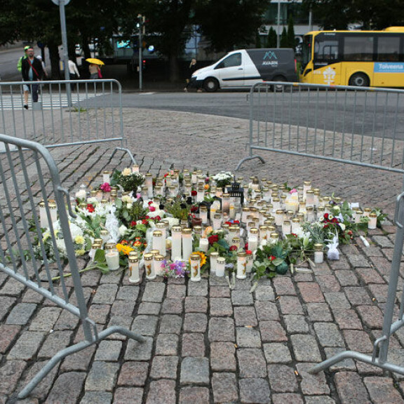 Verilöylyn alkamispaikalle kasaantui lauantaina yhä enemmän kynttilöitä ja kukkia.; Turun puukotukset