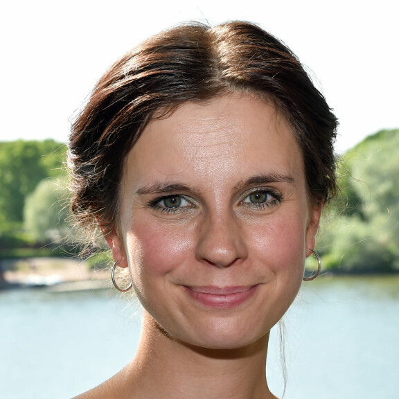 Olga Temonen ihmettelee miehensä Tuukka Temosen reaktiota Salkkarit-pestiinsä: Hän sairaalla tavalla nauttii siitä! Olga Temonen tekee paluun Salkkareihin.