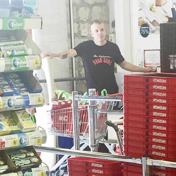 Polttarisankari Elastinen bongattiin marketista megajuhlien alussa – kuva! Elastinen