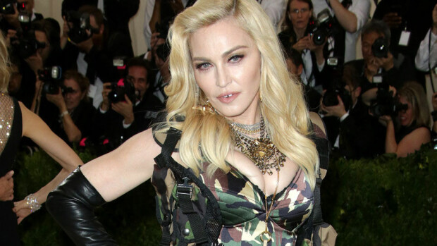 Madonnan Instagram-kuvalle naureskellaan – ratsastuskuvasta löydettiin härski yksityiskohta! Madonna