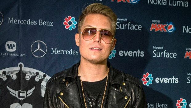 Elastisen polttariporukka saapui vauhdikkaasti takaisin Suomeen: Cheek hassutteli lentoasemalla – kuvat! Cheek