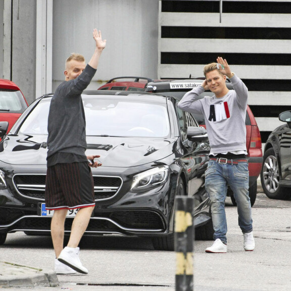 Elastisen polttariporukka saapui vauhdikkaasti takaisin Suomeen: Cheek hassutteli lentoasemalla – kuvat! Cheek ja Elastinen