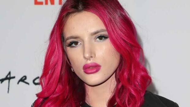 Hups! 19-vuotiaan Disney-kaunottaren uhkea rinta paljastui täysin kuvaajien edessä – kuvat! Bella Thorne kohautti paljaalla povella.