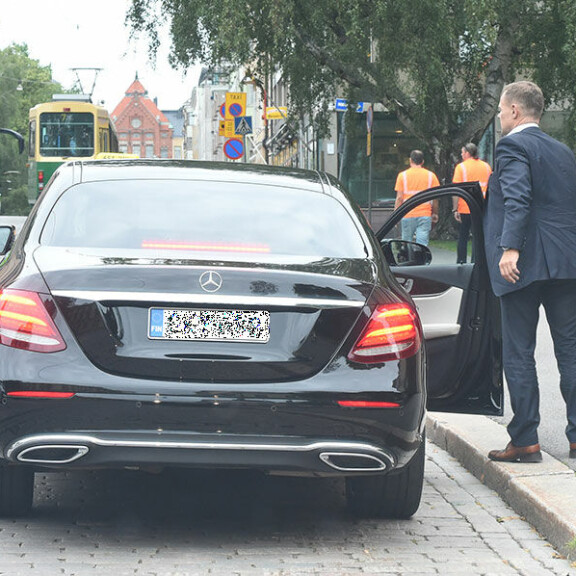 Tässä on KRP:n uusi, upea edustusauto: poliisipomo matkustaa epätyypilliseen tapaan - kuvat! robin lardot ja krp:n mersu