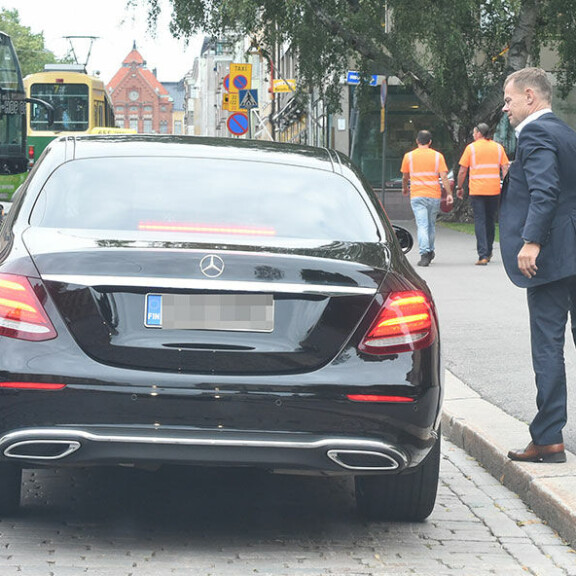 Tässä on KRP:n uusi, upea edustusauto: poliisipomo matkustaa epätyypilliseen tapaan - kuvat! robin lardot ja krp:n mersu